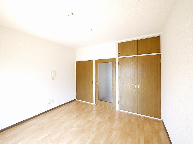 エクセレントハイツの寝室|広くて明るい寝室