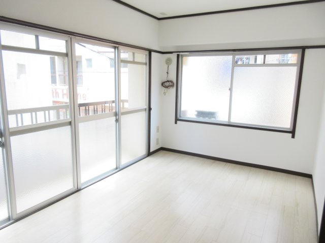 明神マンション1号の洋室