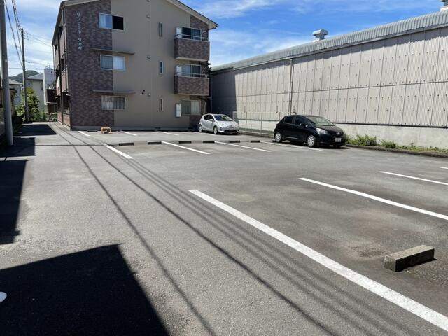サンセール・タカギの駐車場