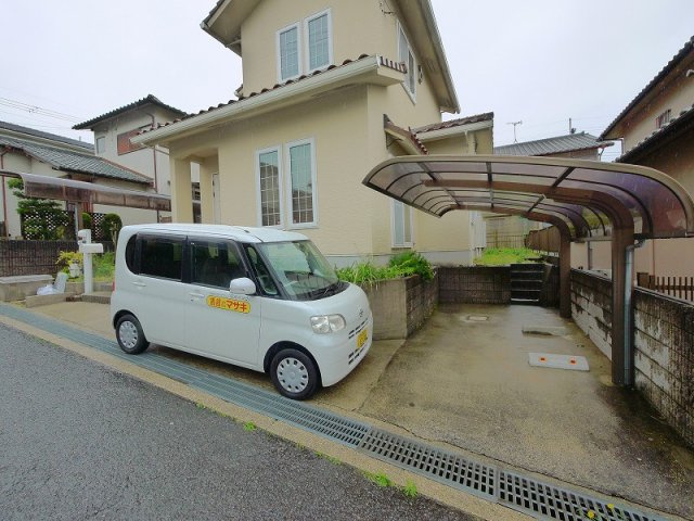 南加茂台6丁目貸家の駐車場