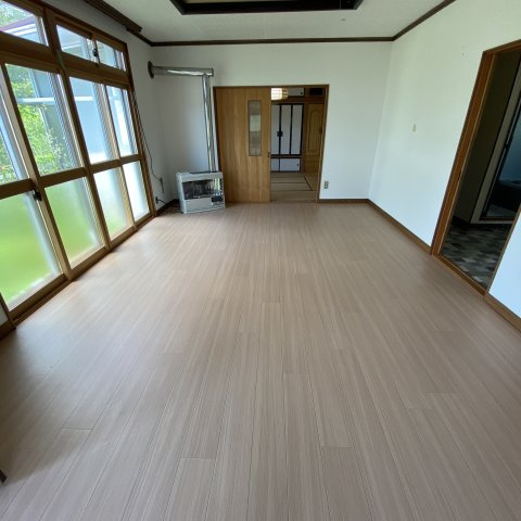 室蘭市崎守町１５０番１号　戸建の居間・リビング|ゆったりとしたリビングです