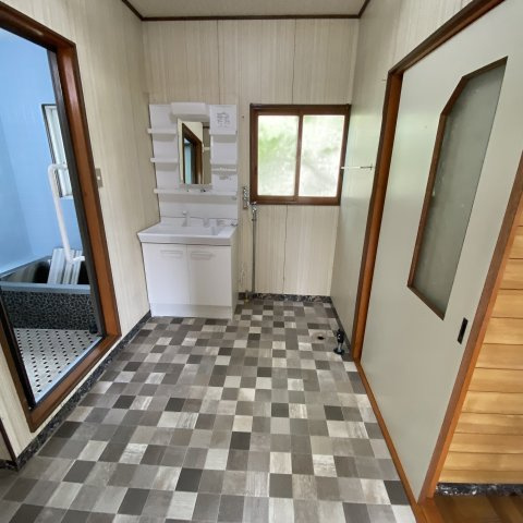 室蘭市崎守町１５０番１号　戸建の洗面所|スペースが確保できる洗面所です