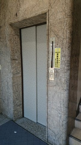 公徳堂ビルのエントランス