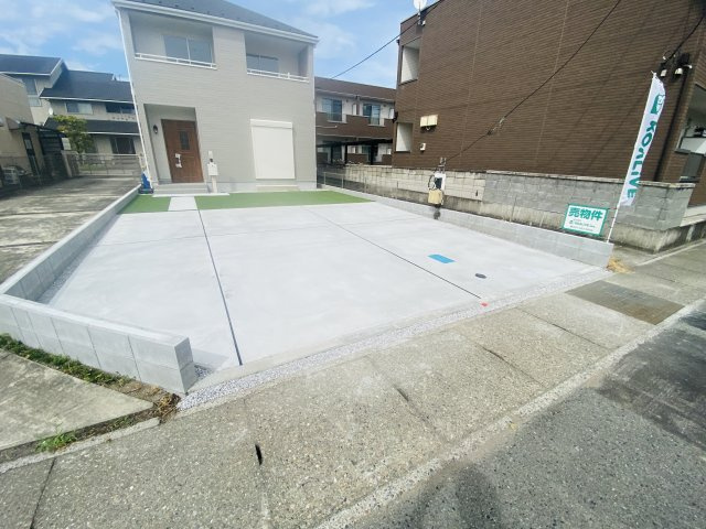 新築　高崎市上並榎町5期　Heartful　Town　1号棟の駐車場|現地写真　駐車スペースは建物南側に並列2台分可能です！
