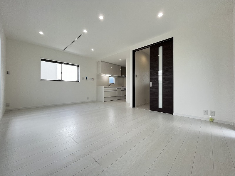 西堤本通西3丁目　新築戸建の居間・リビング