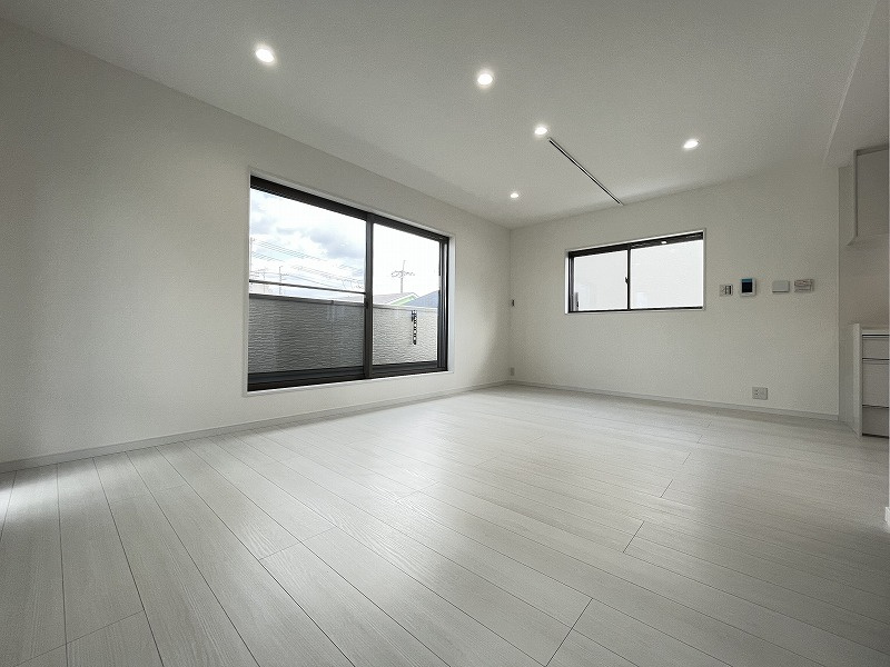 西堤本通西3丁目　新築戸建の居間・リビング