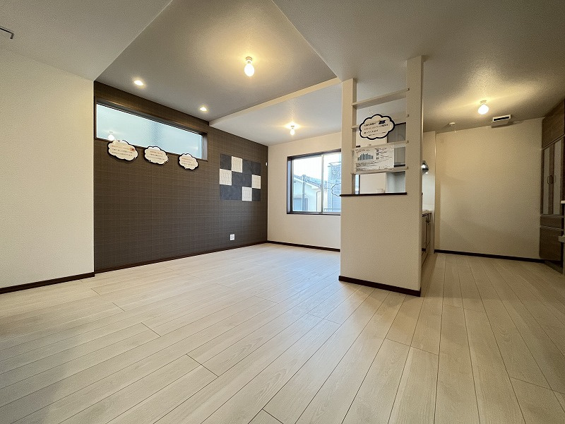 花園町1丁目　新築戸建の居間・リビング