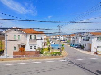 【展望】 | 【穏やかな街並みの眺望】
バルコニーから見える穏やかな街並み
爽やかな風と柔らかく降り注ぐ陽光を感じて頂けます。心地良い開放感が暮らしにゆとりと充足感をもたらします