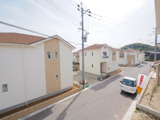 【展望】 | 【穏やかな街並みの眺望】
バルコニーから見える穏やかな街並み
爽やかな風と柔らかく降り注ぐ陽光を感じて頂けます。心地良い開放感が暮らしにゆとりと充足感をもたらします