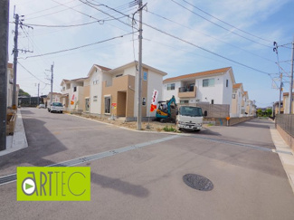 【前面道路含む現地写真】 | 【前面道路】
前面道路は毎日の駐車の出し入れで大事なポイントです！
車種によっても便利・不便がありますのでご確認ください♪