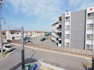 【展望】 | 【穏やかな街並みの眺望】
バルコニーから見える穏やかな街並み
爽やかな風と柔らかく降り注ぐ陽光を感じて頂けます。心地良い開放感が暮らしにゆとりと充足感をもたらします