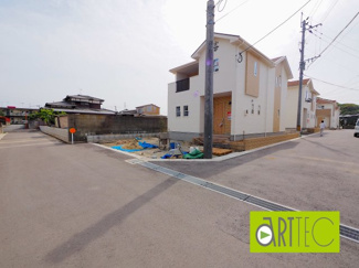 【前面道路含む現地写真】 | 【前面道路】
前面道路は毎日の駐車の出し入れで大事なポイントです！
車種によっても便利・不便がありますのでご確認ください♪