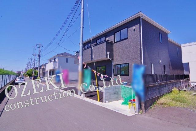 越谷市弥十郎新築戸建て 地震の揺れを吸収する家QUIE-クワイエ-の前面道路含む現地写真