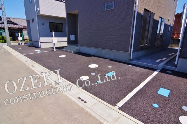 越谷市弥十郎新築戸建て 地震の揺れを吸収する家QUIE-クワイエ-の駐車場