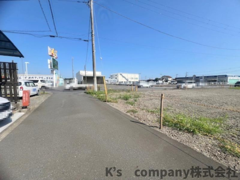 ■寒川町倉見　中古戸建の前面道路含む現地写真|産業道路から一歩入った落ち着いた印象です◇