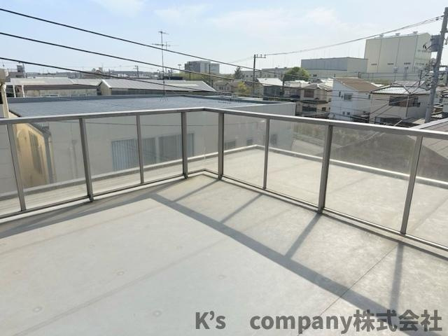 ■寒川町倉見　中古戸建のバルコニー|外水栓付きのルーフバルコニー◇夏の時期にお子様のプールを作ったり、趣味のDIY、ご家族でのBBQ等、様々な用途にお使いいただけます♪