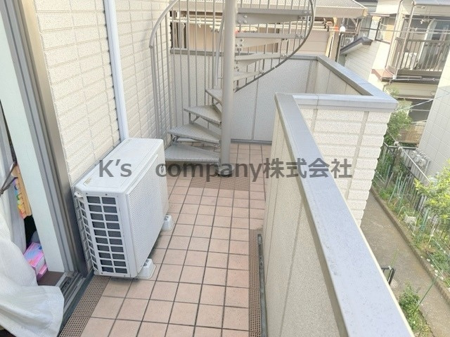 ■寒川町倉見　中古戸建のバルコニー|ルーフバルコニーへのらせん階段◇こちらの階段を上がると広々としたルーフバルコニーへつながります♪