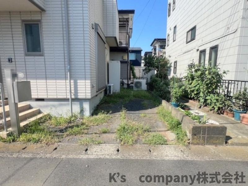 ■寒川町倉見　中古戸建の駐車場|駐車スペース◇前面道路は交通量が少なく、ゆっくりと駐車できます◇