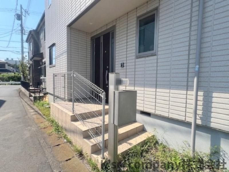 ■寒川町倉見　中古戸建の玄関|玄関までのアプローチ◇