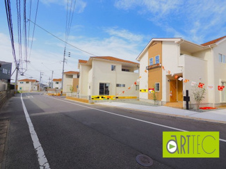 【前面道路含む現地写真】 | 【前面道路】
前面道路は毎日の駐車の出し入れで大事なポイントです！
車種によっても便利・不便がありますのでご確認ください♪