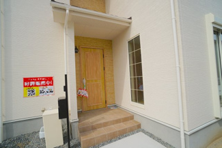 【エントランス】 | 【エントランス】
玄関ドアはお洒落な色を採用
日々の帰宅も今とは違う空間に