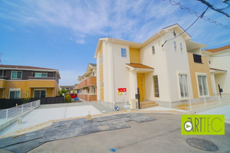 【駐車場】 | 【駐車スペース】
日々の暮らしにマイカーが必要。そんな方は物件の購入条件に駐車場は必須です。通勤に、家族のお迎えに、お買物に、おでかけに、クルマライフを楽しみたい方に。