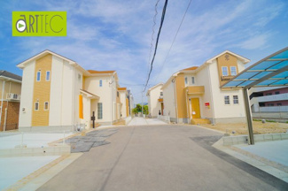 【前面道路含む現地写真】 | 【前面道路】
前面道路は毎日の駐車の出し入れで大事なポイントです！
車種によっても便利・不便がありますのでご確認ください♪