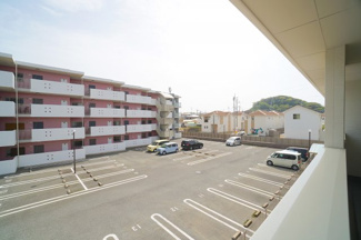 【展望】 | 【穏やかな街並みの眺望】
バルコニーから見える穏やかな街並み
爽やかな風と柔らかく降り注ぐ陽光を感じて頂けます。心地良い開放感が暮らしにゆとりと充足感をもたらします