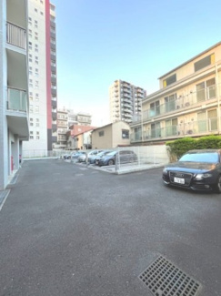 【駐車場】 | 【 others 】
マンション裏手には機械式駐車場がございます。