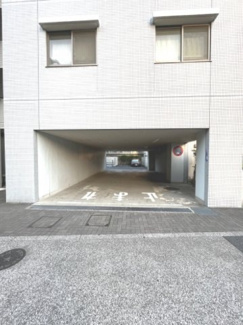 【駐車場】 | 【 others 】
駐車場への入り口は広いスペースが確保されています。