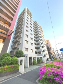 【外観】 | 【 Appearance 】
存在感のある建物は、居住者の拠点としてずっと価値を持ち続ける。今もそこでじっと佇み、居住者の安全や安心を守ってくれています。