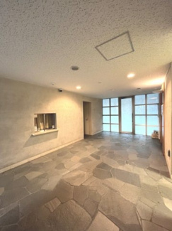 【エントランス】 | 【 Entrance 】
居住者の帰りを最初に待っていてくれるエントランス。その壮大な佇まいとは裏腹に、入ると静寂な空間が続いています。プライベートがしっかりと守られている証です。