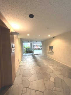 【エントランス】 | 【 Entrance 】
高級感のあるエントランス。居住者の帰りを待っているとともに、安全も守ってくれています。賑わいのある街も素敵ですが、プライベートを確保することも大事です。