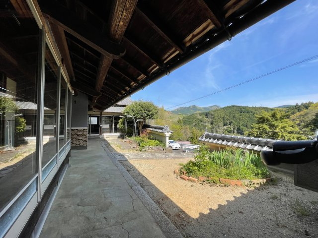 桜井市小夫　中古戸建の外観|廊下やお庭から一望できる山々 壮大な絶景に心癒されます♪
