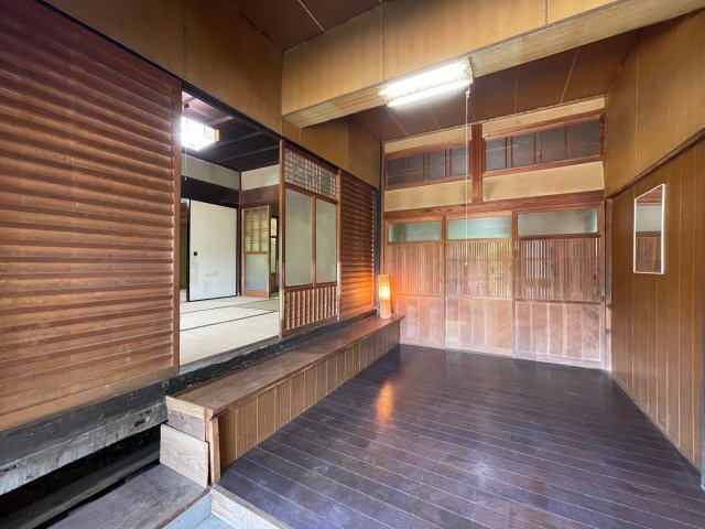 桜井市小夫　中古戸建の玄関