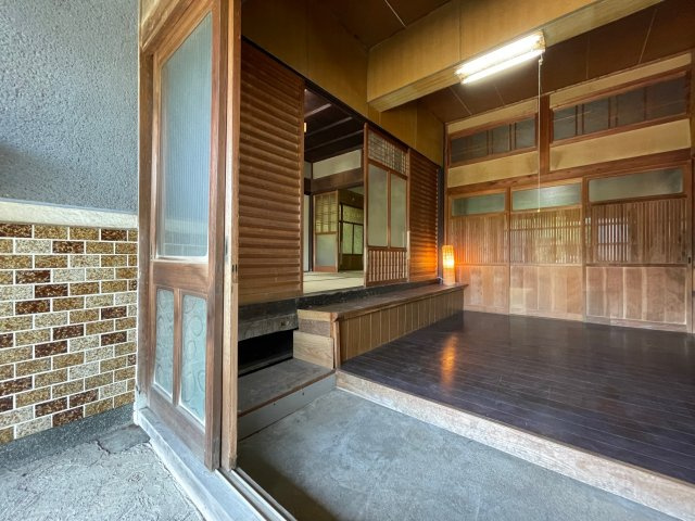 桜井市小夫　中古戸建の玄関