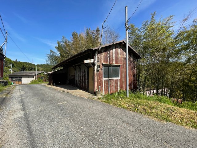 【外観】 | 桜井市小夫　中古戸建 | 道路挟んで倉庫あり♪