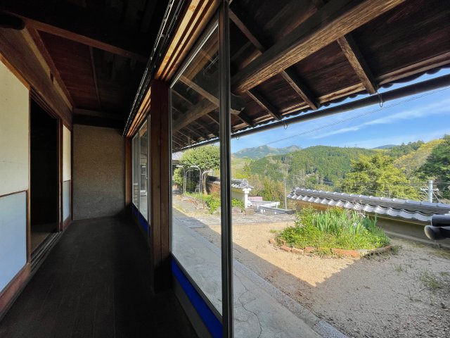 【内装】 | 桜井市小夫　中古戸建 | 廊下やお庭から一望できる山々 壮大な絶景に心癒されます(^^)/