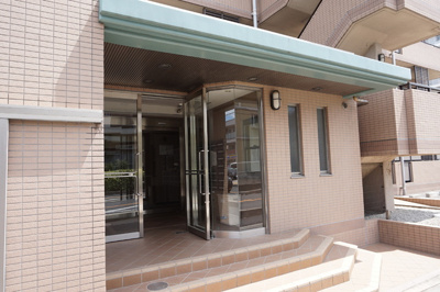 しっかりした印象の入口です