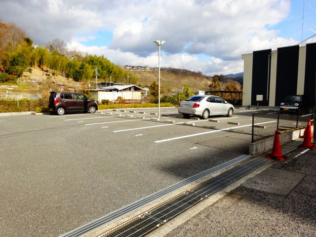 レオネクストルーポの駐車場