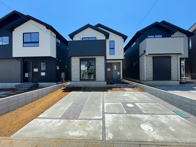 上里町七本木74期（全3棟）2号棟の外観|隣地との距離も保ちながらも綺麗な街並みに溶け込みました！
駐車スペースやお庭も十分に確保しています！