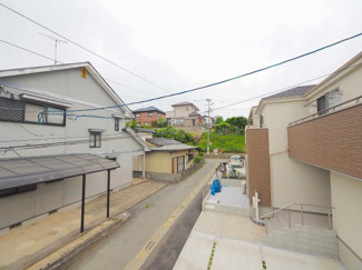 【展望】 | 【穏やかな街並みの眺望】
バルコニーから見える穏やかな街並み
爽やかな風と柔らかく降り注ぐ陽光を感じて頂けます。心地良い開放感が暮らしにゆとりと充足感をもたらします