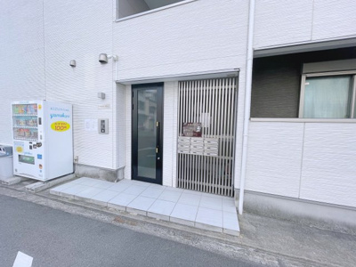 【エントランス】 | F maison VIOLA | 落ちついた外観にマッチしたエントランス