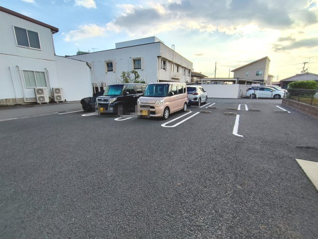 フラッツ・フジの駐車場