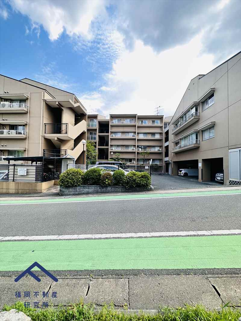 ロワールマンション長丘の駐車場