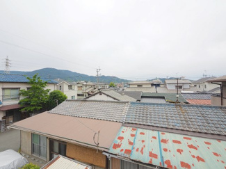 【展望】 | 【穏やかな街並みの眺望】
バルコニーから見える穏やかな街並み
爽やかな風と柔らかく降り注ぐ陽光を感じて頂けます。心地良い開放感が暮らしにゆとりと充足感をもたらします