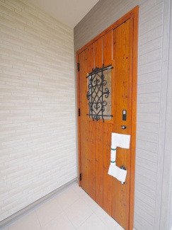 【エントランス】 | 【エントランス】
玄関ドアはお洒落な色を採用
日々の帰宅も今とは違う空間に