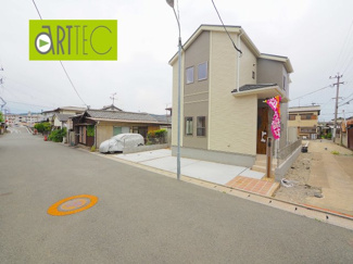 【前面道路含む現地写真】 | 【前面道路】
前面道路は毎日の駐車の出し入れで大事なポイントです！
車種によっても便利・不便がありますのでご確認ください♪