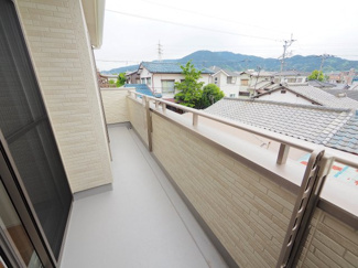 【展望】 | 【バルコニー】
充分な広さが確保されたバルコニー。日当たりのよい住宅エリアですので、多くの陽光が降り注ぎ、室内には陽だまりを生み出してくれます。