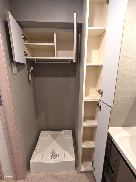 プライムアーバン浅草テラスの設備|洗濯機置場の排水口のお手入れがし易い様に排水口を手前中央に配置し、更に足高の防水パンです